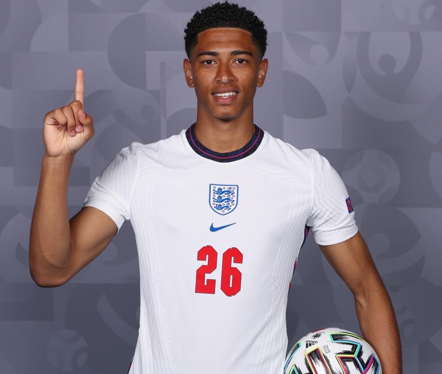 AC米兰在意大利杯负于拉齐奥，终结13场不败，放弃杯赛以专注意甲，凸显战略调整。（AC米兰意杯不敌拉齐奥，13场不败止步，舍杯专攻意甲显战略转向）