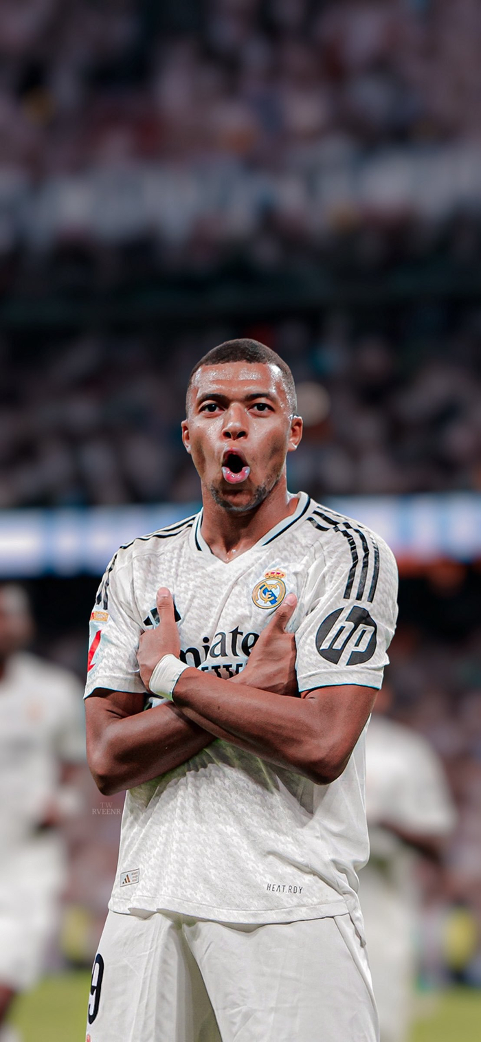 足球国足争议判罚引专家讨论（国足争议判罚引发专家热议）