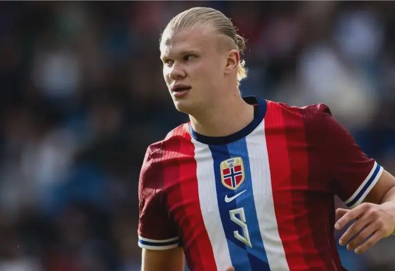 记者：上海申花5名外援以及谢鹏飞和戴伟浚随队出征亚冠客场（记者：申花5外援携谢鹏飞、戴伟浚随队征战亚冠客场）