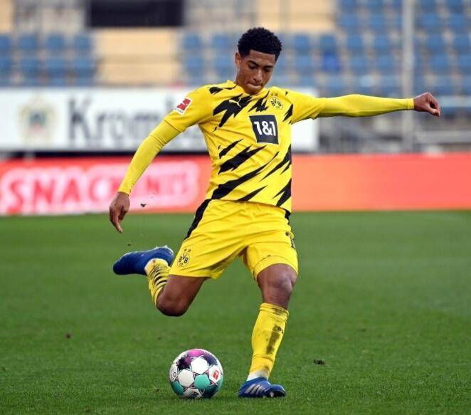 亚马尔父亲比赛中多次挑衅贝蒂斯球迷，最终被安保带走（亚马尔之父比赛期间反复挑衅贝蒂斯球迷，最终被安保请离场）