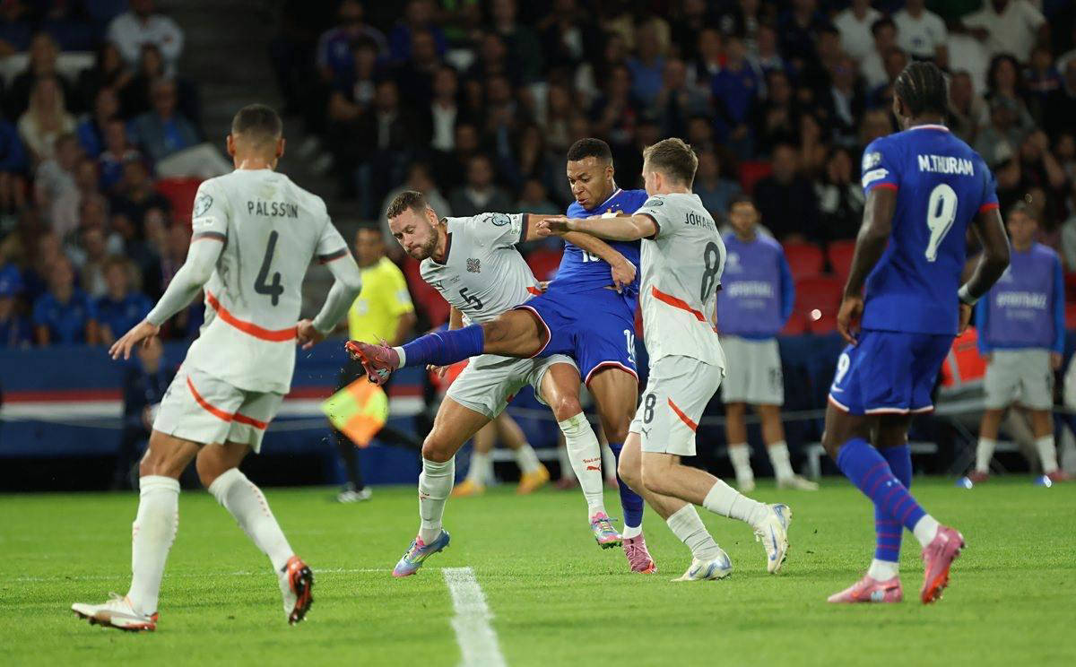 上海U20男足队员失利后哭成一片，徐根宝：哭什么？责任在我（上海U20男足失利后队员痛哭，徐根宝：别哭，责任我来担）