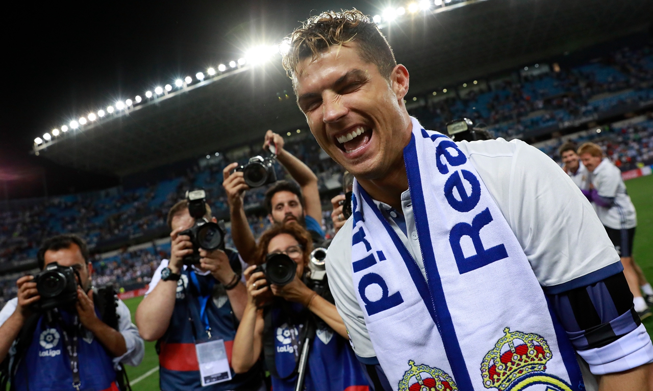 球星赛后向看台深深鞠躬（赛后球星面向看台致以深深一礼）