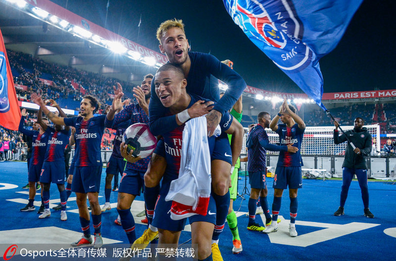 支持球队！欧文坐在场边观看独行侠对阵湖人的比赛（欧文现身场边，助威独行侠对阵湖人）