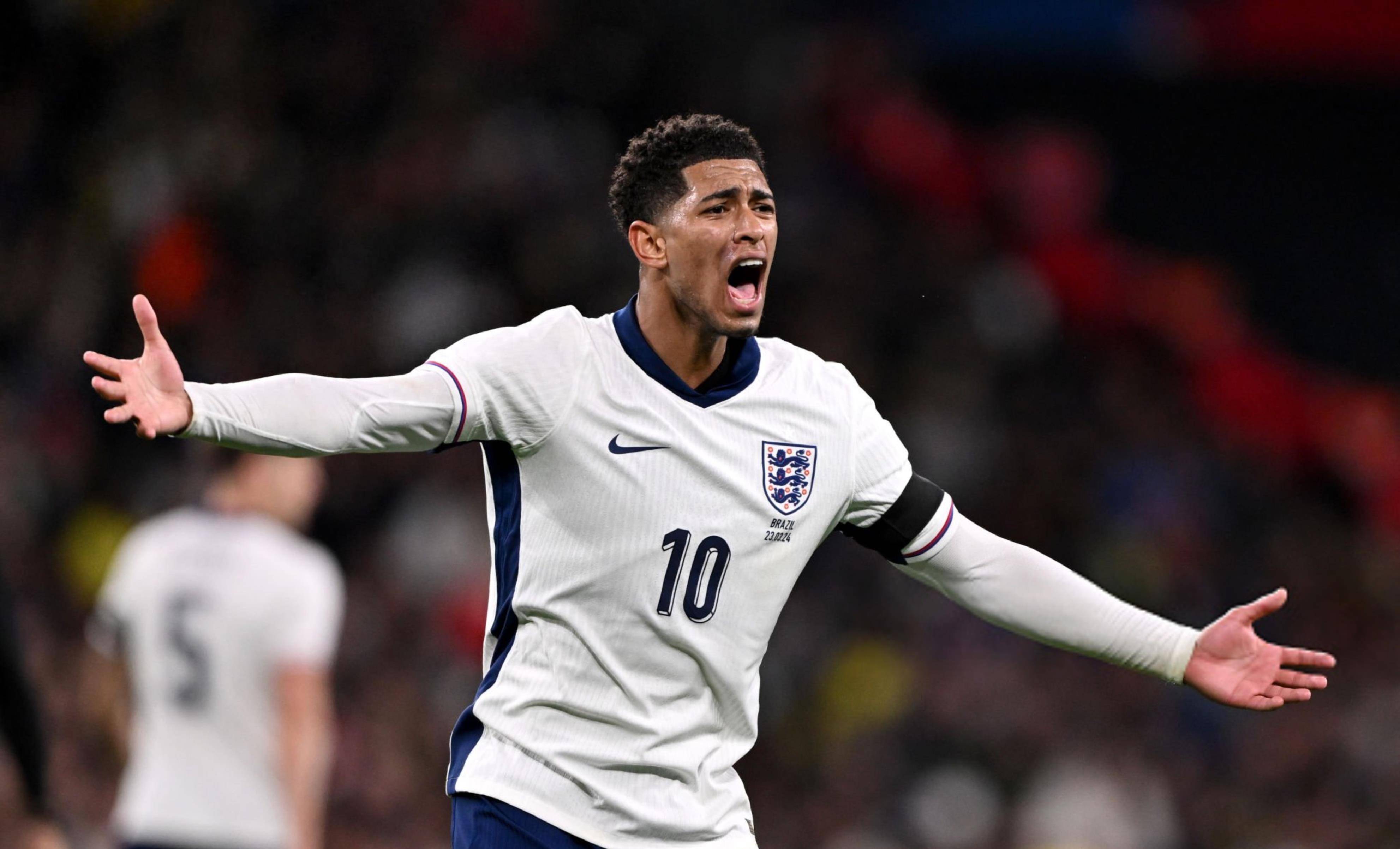 海港不会三连冠不思进取！ 连续两年被申花追着 其实硬实力还是不够（海港冲击三连冠乏力：连续两年被申花紧追，硬实力仍显不足）